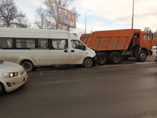 Следователи организовали проверку после ДТП с маршруткой и КамАЗом в Пензе