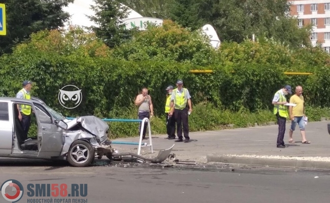 Два человека пострадали в ДТП с ВАЗом и Toyota Land Cruiser в Пензе