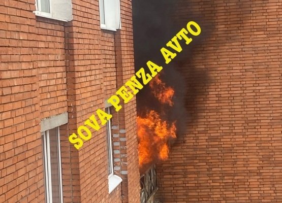 На улице Ульяновской в Пензе полыхает балкон