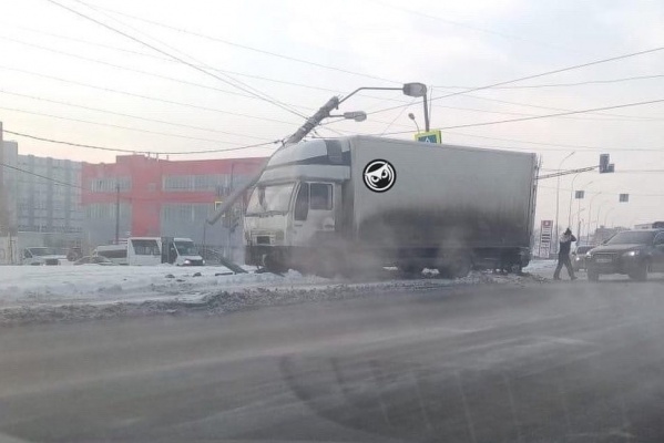 В Пензе утром большегруз снес столб