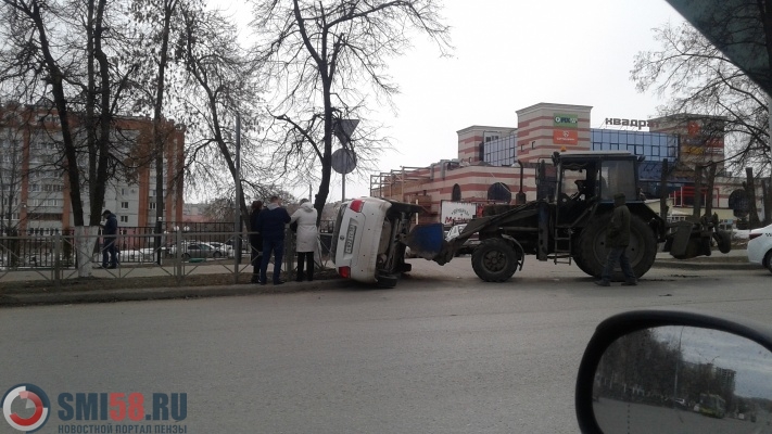 na-penzenskom-prospekte-pobedy-traktor-pereveul-volkswagen