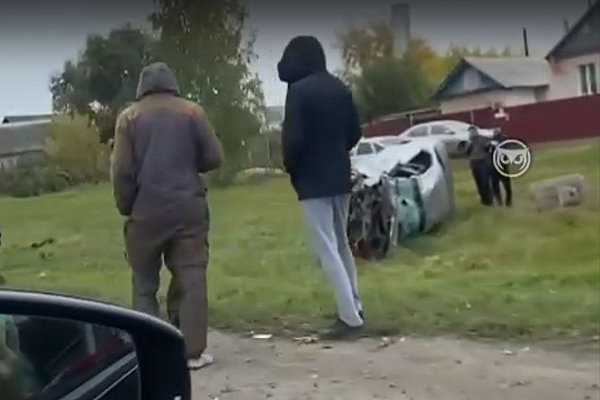 В селе под Пензой при лобовом ударе в ДТП машину вынесло в кювет