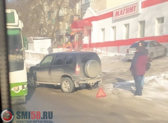 На улице Рахманинова в Пензе «Нива» врезалась в троллейбус