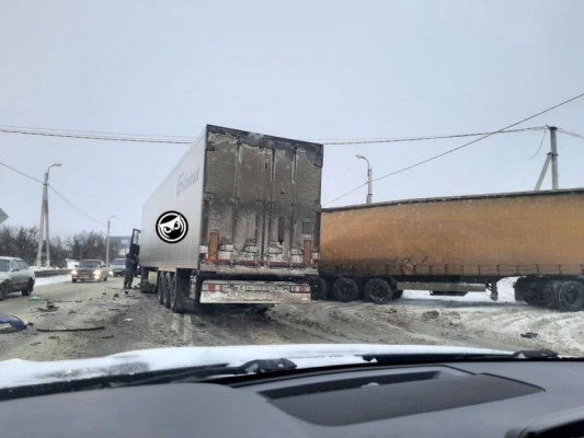 Два грузовика частично перекрыли трассу под Пензой
