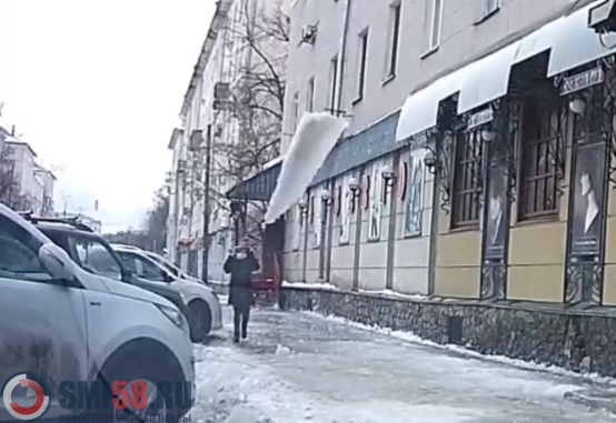 В центре Пензы ледяная глыба упала с крыши под ноги пешехода