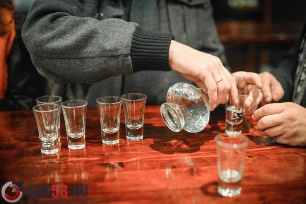 ofitsiantka-ne-ponravilas-pyanyy-penzenets-perebil-vsyu-posudu-v-bare