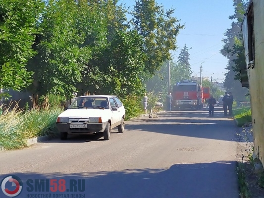 На улице Ключевского в Пензе на время тушения дома перекрыли дорогу