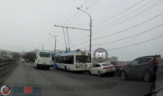 В Пензе Audi врезалось в троллейбус