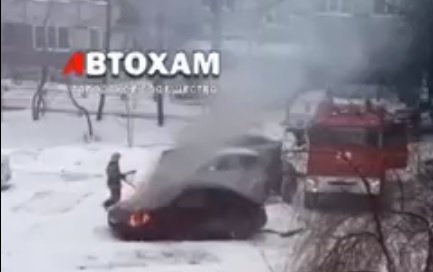 На улице Кижеватова в Пензе загорелся автомобиль