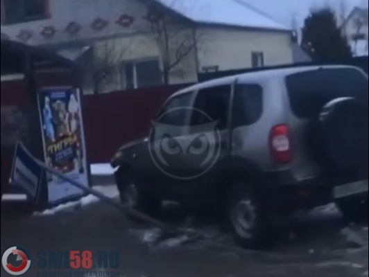 v-akhunakh-niva-chevrolet-povalila-stolb-na-ostanovke-obshchestvennogo-transporta