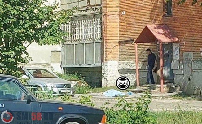 На улице Калинина в Пензе при падении с высоты погиб 20-летний молодой человек