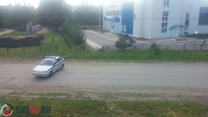 В Каменке «Лада Приора» врезалась в забор и перевернулась на крышу