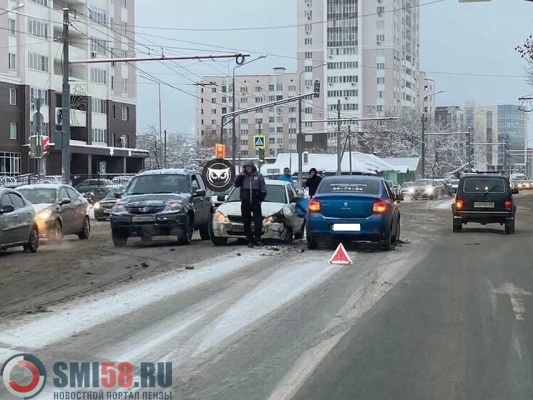 «Приора» и Renault не поделили проезжую часть на улице Суворова в Пензе