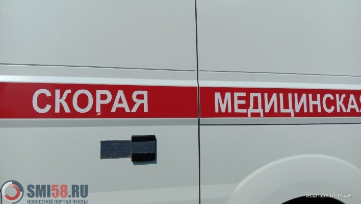 На улице Терновского в Пензе рабочего в траншее зажало ковшом
