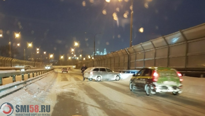 В Пензе водитель «Нивы» проехался по встречке путепровода и создал ДТП