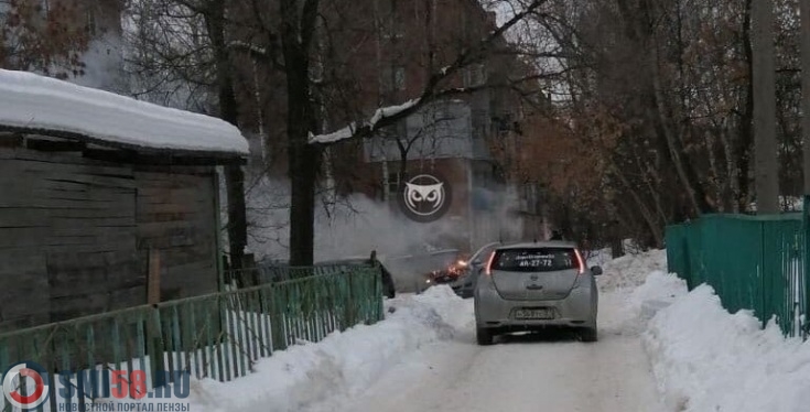 На улице Пацаева в Пензе загорелся автомобиль