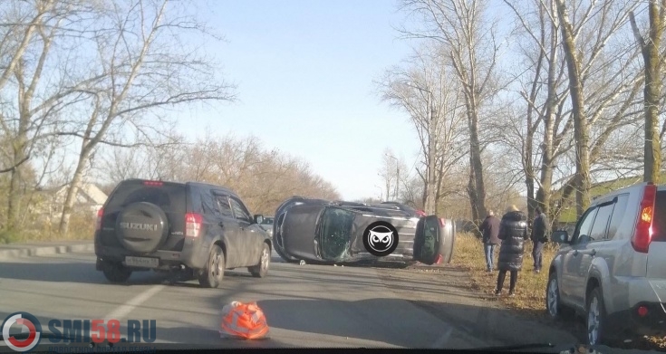 В Пензе автомобиль Kia перевернулся на бок после ДТП