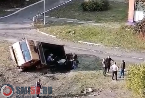 На территории дома престарелых в Пензе провалился КамАЗ