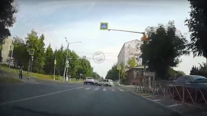 В Пензе сняли момент очередного ДТП на перекрестке улиц Чкалова и Куйбышева