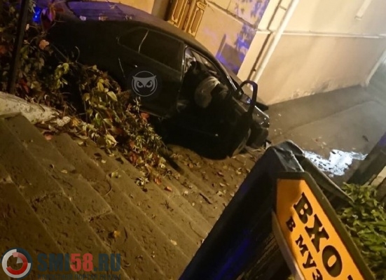 В Пензе пьяный водитель врезался в Музей одной картины