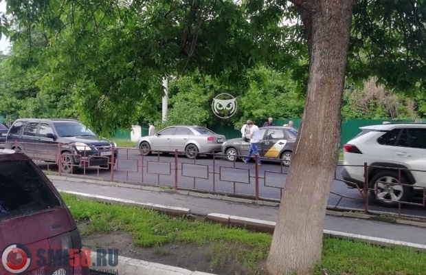 В Пензе таксист пошел на таран на улице Ставского