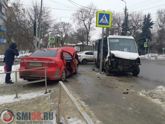 Семь пострадавших: в Пензе маршрутка протаранила иномарку