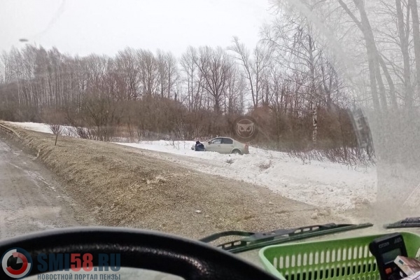 В Мокшанском районе иномарка перевернулась на крышу
