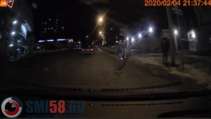 Двое парней выбежали на дорогу перед автомобилями в Пензе