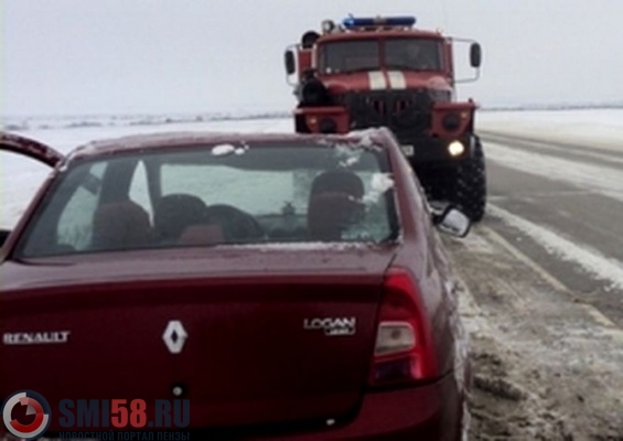 v-rayone-bogoslovki-renault-logan-zaletel-pod-gruzovik-est-postradavshiy