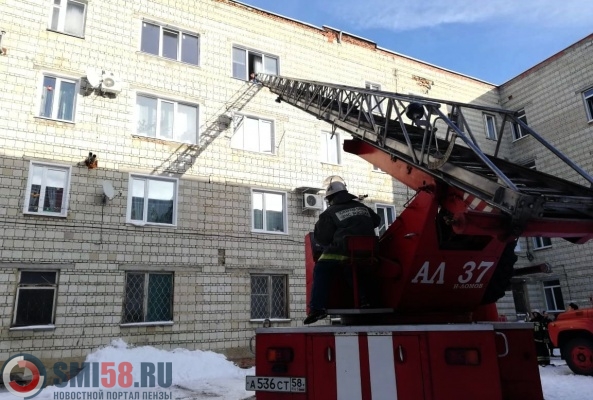 Пожарные спасли троих детей из горящего дома в Нижнем Ломове