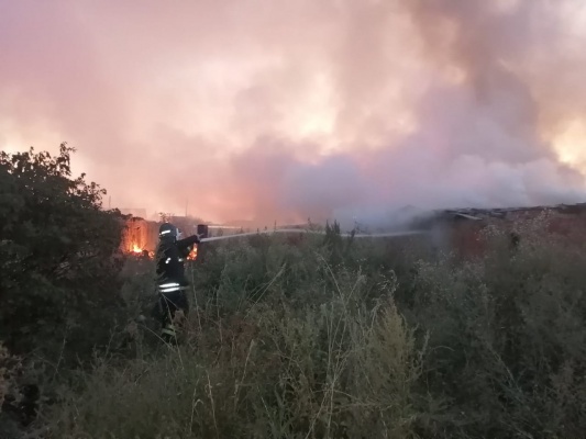 Сараи в Бессоновском районе тушили 25 спасателей