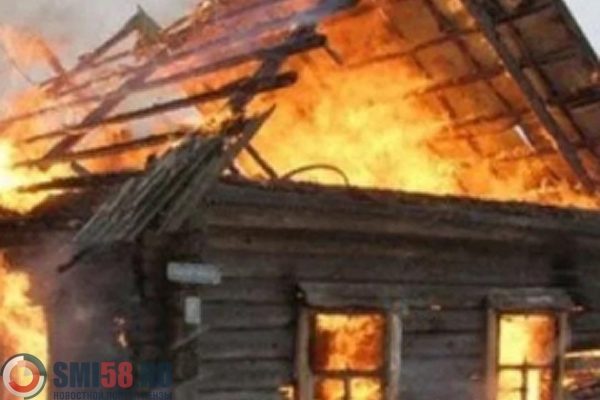 v-serdobskom-rayone-utrom-sgorel-derevyannyy-dom
