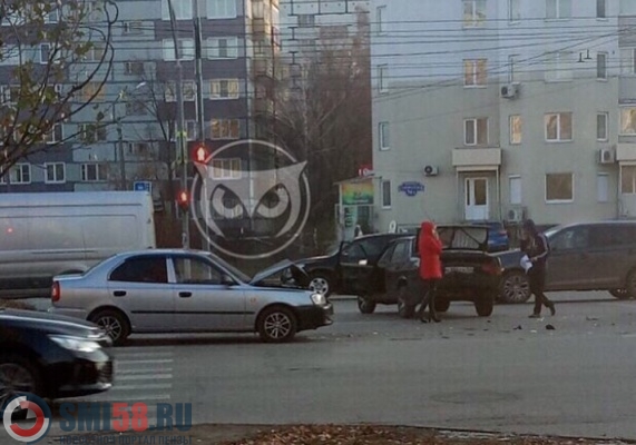foto-posledstviy-stolknoveniya-khende-i-lady-na-prospekte-stroiteley-v-penze