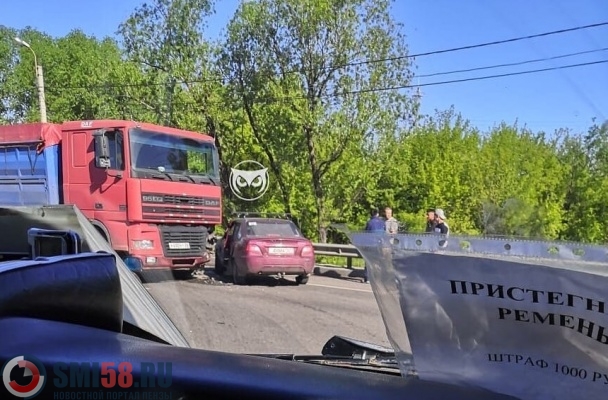 На выезде из Пензы грузовик протаранил иномарку