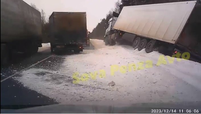 Момент опрокидывания пензенского грузовика в кювет на трассе попал на видео