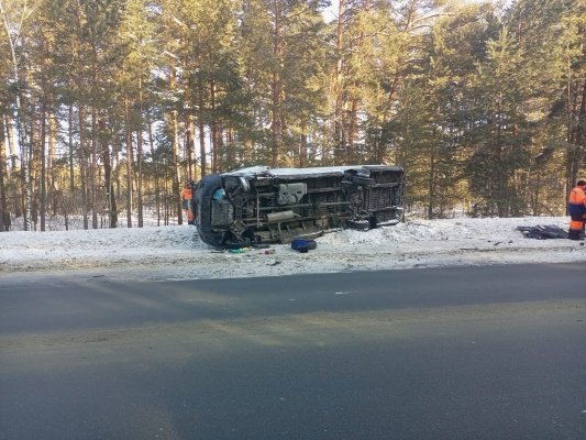 В Городищенском районе микроавтобус опрокинулся после столкновения с Mercedes