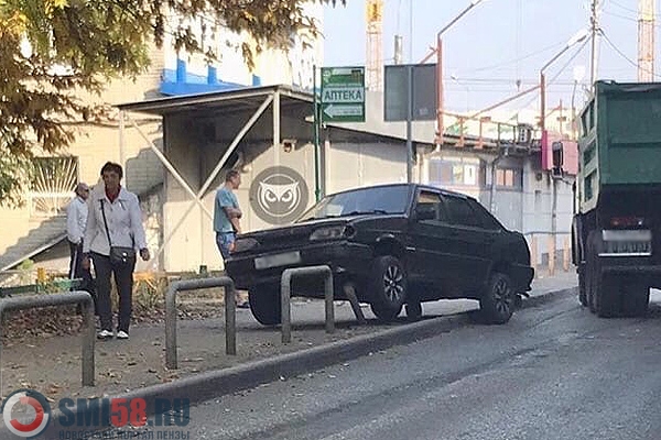 В Пензе автомобиль улетел с дороги и завис на отбойнике