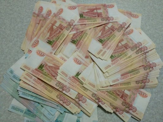 zhitelnitsa-chemodanovki-perevela-moshennikam-4-mln-rubley-investitsiy