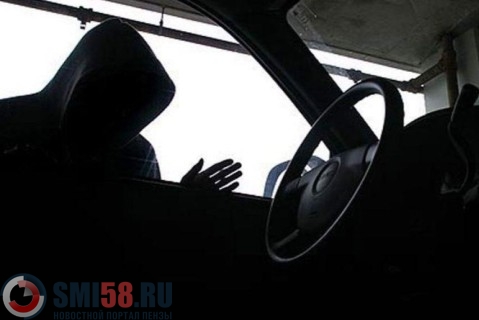 v-penze-troitsa-molodykh-vorishek-pod-pokrovom-nochi-obokrala-vaz