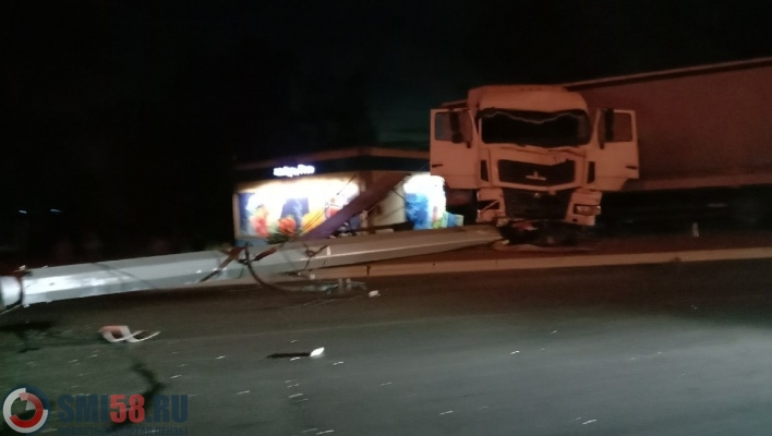 МАЗ повалил столб на проезжую часть на улице Терновского в Пензе