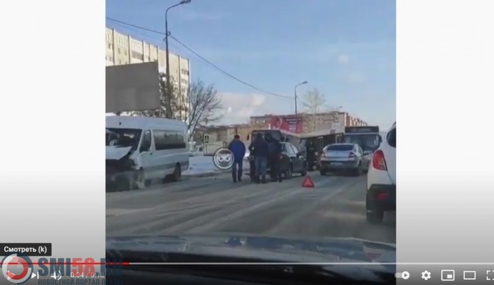 Два автобуса и маршрутка попали в массовое ДТП на улице Антонова в Пензе