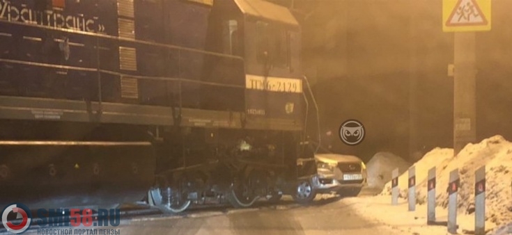 Тепловоз въехал в такси на улице Аустрина в Пензе