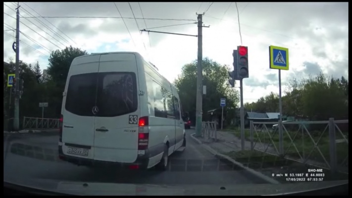 В Пензе водитель маршрутки проехал на красный и остановился на «зебре»