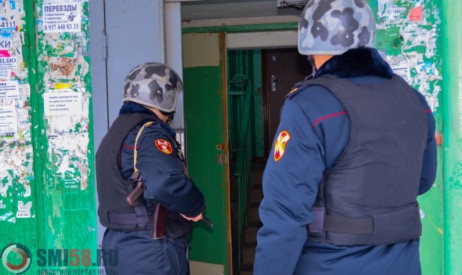 В Пензе росгвардейцы вывели пьяного мужчину из задымленной квартиры