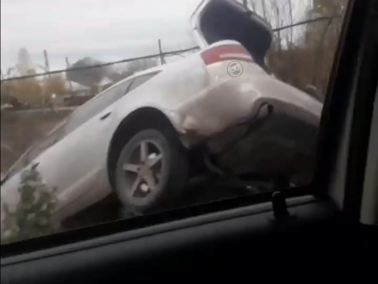 На выезде из Пензы иномарка слетела с дороги