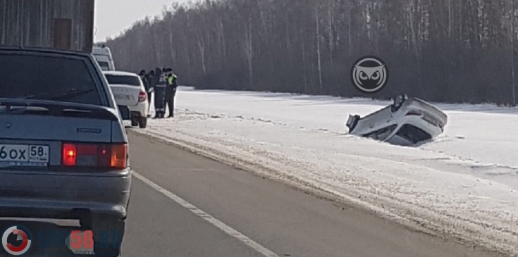 На трассе в Нижнеломовском районе опрокинулся автомобиль Nissan