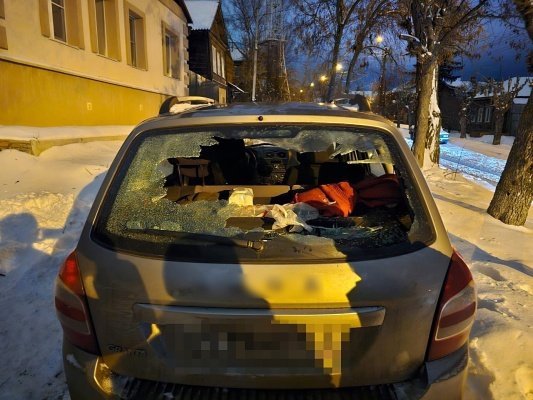На улице Ключевского в Пензе пьяный мужчина повредил два автомобиля