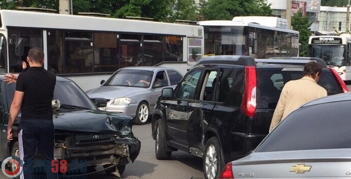 v-penzenskom-zaprudnom-stolknulis-nissan-i-vaz-2112