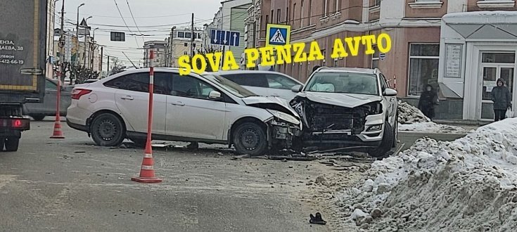 На перекрестке улиц М. Горького и Володарского в Пензе жестко столкнулись две иномарки