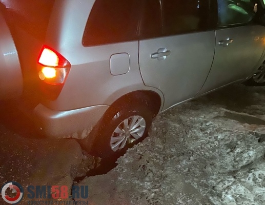В Кузнецке под ехавшим автомобилем провалился асфальт